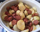 Foto del paso 2 de la receta: Salchichas con chorizo y papas