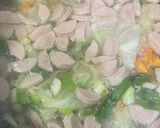 Foto langkah ke 4 dari resep Sup sosis jamur.