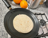 Foto del paso 4 de la receta: Tortilla de trigo con jamón y queso