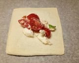A picture of step 2 of Cannelloni di pane alla caprese.
