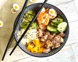 Foto del passaggio 5 della ricetta Poke Bowl con pesce cotto