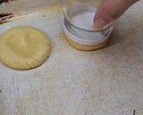Foto del paso 4 de la receta: Galletitas con corazón dulce 💟