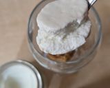 Foto del paso 3 de la receta: Copa de yogur de leche de búfala con frutillas, chocolate rallado y ♥️ de mantequilla de almendras 🍂