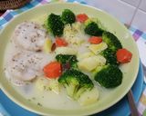 Foto del paso 2 de la receta: Medallones de merluza con brócoli, patata, zanahoria y caldo de pollo