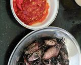 Foto langkah ke 1 dari resep 60. Cumi item masak saus tiram pedas.