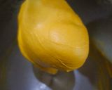 Foto langkah ke 6 dari resep Donat Labu Kuning Super Lembut Tanpa Degasing.