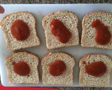 Foto del paso 2 de la receta: Mini pizzas de pan molde