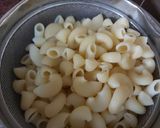 A picture of step 2 of Chicken macaroni cheese with red and white sauce.