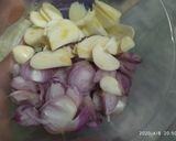 Foto langkah ke 2 dari resep Mie Telur Goreng campur kol dan cabai hijau.