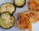 Foto del paso 5 de la receta: Bocadillo de berenjena y tomate con miel y vinagreta de mostaza