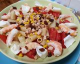 Foto del paso 1 de la receta: Macarrones con tomate, langostinos, huevo duro, maíz y melón