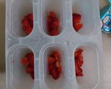 Foto langkah ke 3 dari resep Strawberry Popsicle.