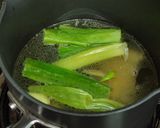 รูปขั้นตอนการทำที่ 3 ของ ซุปไก่-ไข่หยอด (Chicken Egg Drop Soup)