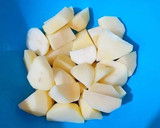 Foto del paso 1 de la receta: Guiso de patatas mantecosas con ajos, cebolla y pimiento verde