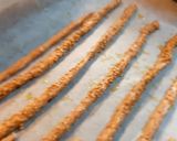 Foto del passaggio 3 della ricetta Grissini di farro aromatizzati con aglio origano e sesamo