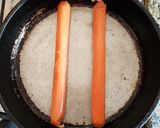 Foto del paso 1 de la receta: Salchichas alemanas al tostado con chucrut y huevos revueltos