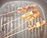 Foto langkah ke 6 dari resep Honey Glazed Chicken Satay.