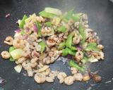 Une image de l'étape 3 de Nouilles sautées aux crevettes.