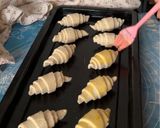Foto langkah ke 4 dari resep Mini Croissant Tower.