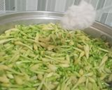 Foto langkah ke 2 dari resep Tumis Bunga Pepaya dan Ikan Tongkol Asap.