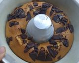 Foto del passaggio 2 della ricetta Ciambella con scaglie di cioccolato