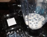 Foto del paso 1 de la receta: Licuado de arándanos (leche violeta)