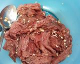 Foto langkah ke 2 dari resep Sayur Bening Lobak Daging Tumis.