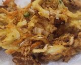 Foto langkah ke 4 dari resep Bakwan Sayur Kol Cabai Wortel.