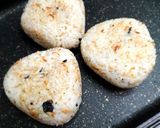 รูปขั้นตอนการทำที่ 5 ของ Yaki Onigiri (ข้าวปั้นย่าง)