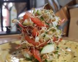 Foto del paso 3 de la receta: Ensalada de tomate, pepino y germinados de lentejas