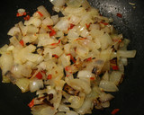 Foto del paso 15 de la receta: Fusilis encebollados, a pestados y tricolores