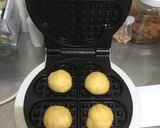 Hình bước làm 4 của món Bánh waffle (phiên bản bánh mì trứng muối nhân ruốc)