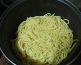 Foto del paso 2 de la receta: Pasta con salteado de salchichas y bacon