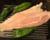 Foto del paso 1 de la receta: Perca a la plancha, con rúcula o pimientitos asados