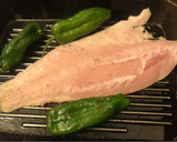 Foto del paso 1 de la receta: Perca a la plancha, con rúcula o pimientitos asados