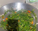 Foto langkah ke 3 dari resep Tumis Kangkung Pedas.
