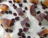 Foto del paso 3 de la receta: Pan casero relleno con pasas de uva y dulce de batata🧉
