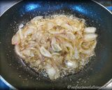 Foto del passaggio 1 della ricetta Risotto al Gorgonzola con Cipolle di Breme e Miele