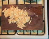 Foto del paso 5 de la receta: Tostadas de Tinga de Pollo