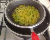 Foto del passaggio 2 della ricetta Tonno scottato con salsa di lamponi, verdure, e terra di mollica e olive taggiasche