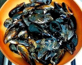Foto del paso 5 de la receta: Mejillones rellenos de crema de mejillones al vapor