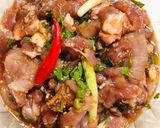Hình bước làm 2 của món Thịt rang sả cháy cạnh 😋