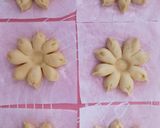 Foto langkah ke 5 dari resep Floral-Shaped Doughnuts | Donat Bunga.