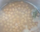 Foto del paso 1 de la receta: Garbanzos de gulas, lubina y gambas con espinacas chips