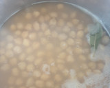Foto del paso 1 de la receta: Garbanzos de gulas, lubina y gambas con espinacas chips