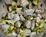 Foto del paso 2 de la receta: Dip de pitahaya con aguacate