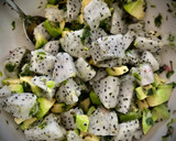 Foto del paso 2 de la receta: Dip de pitahaya con aguacate