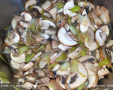 Foto del paso 2 de la receta: Crema de portobellos con espárragos, ajos y mejillones