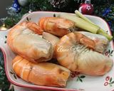 A picture of step 3 of Boiled Giant River Prawns in Coconut Water.
