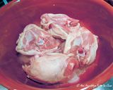 Foto del passaggio 1 della ricetta Sovracosce di pollo in umido con insalata di cavolo all'arancia